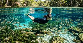 Tem cerca de 30 mil habitantes, mas recebe mais de um milhão de turistas por ano: a cidade com grutas, cachoeiras e formações rochosas que parece saída de outro planeta