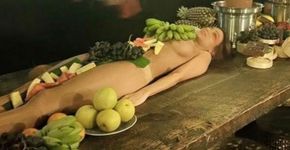 Bar causa revolta na internet ao usar mulheres como ‘bandejas’ para frutas