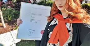 Garota responde com diploma a quem a chamou de estúpida