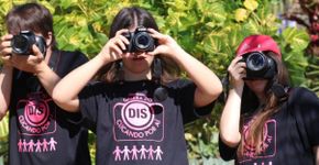 Projeto ensina fotografia para jovens com Down em Brasília