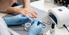 Manicure em fibra de vidro: a técnica para unhas frágeis que quebram com facilidade