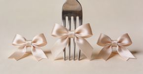 Como fazer laços de fita perfeitos usando apenas um garfo de cozinha