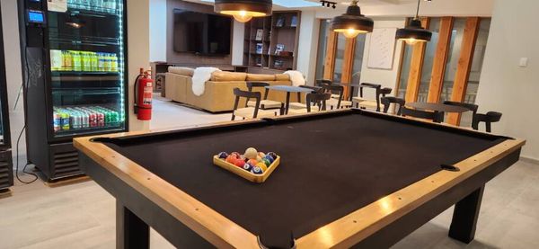 Espaço coletivo conta bilhar, academia, sauna e espaço para trabalhar