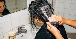 Como fazer um banho de brilho caseiro que recupera o cabelo poroso na primeira aplicação