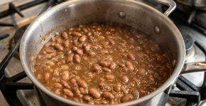 O que fazer para o feijão cozinhar em menos tempo e ficar bem macio sem precisar de panela de pressão