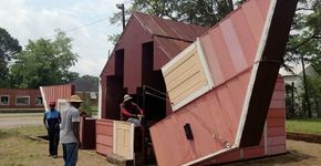 Artista transforma casa abandonada em teatro ao ar livre dobrável
