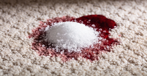 Como tirar mancha de vinho tinto do tapete usando apenas sal e água fria