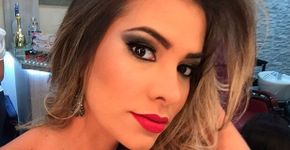 Adriana Sant’Anna ganha comida na boca enquanto amamenta