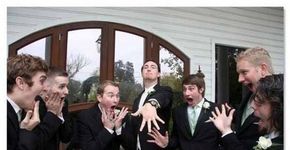 Padrinhos e o noivo abusam da criatividade e bom humor nas fotos para o casamento
