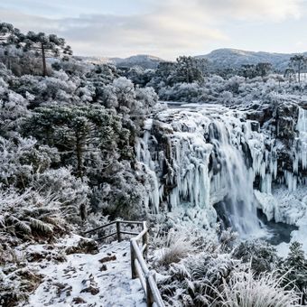 Featured mobile: A cidade mais fria do Brasil onde as cachoeiras congelam no inverno, um fenômeno raro em país tropical