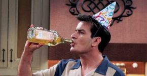 Charlie Sheen é acusado de ter estuprado ídolo teen aos 13 anos