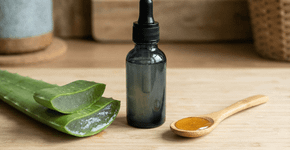 Como preparar um sérum facial com babosa e mel para clarear manchas escuras e manter a pele hidratada e uniforme