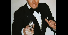 Morre Sir Roger Moore, o James Bond das décadas de 1970 e 1980
