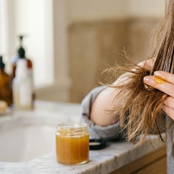Featured mobile: Essa receita rápida de máscara nutritiva ajuda a recuperar pontas ressecadas e deixa o seu cabelo sedoso