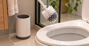 Muita gente não entende por que deixar a escova sanitária molhada dentro do suporte logo após o uso pode manter umidade onde ela deveria secar
