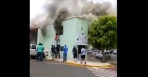 Homem escala casa pegando fogo para salvar criança de incêndio