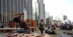 Artista novaiorquina faz intervenção urbana e discute mobilidade no Masp