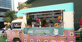 Food truck de lanches Tostex e suco AdeS chega ao estacionamento do Shopping Eldorado