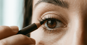 Delineador na linha d’água: o truque de maquiagem que está na boca de todos agora