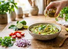 Featured side: Os mexicanos concordam: “Para deixar o guacamole mais cremoso e com sabor equilibrado, o segredo é adicionar um fio de azeite de oliva.”