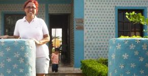 Boliviana constrói casas para famílias carentes com garrafas PET em 20 dias