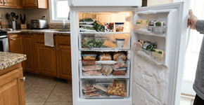 Freezer cheio de gelo de novo? O erro invisível que você comete todo dia
