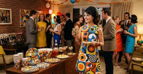 Por alguns anos, a roupa do futuro parecia ser descartável: havia vestidos de papel para festas, propaganda e até casamento