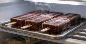 Como fazer picolés de chocolate gostosos e saudáveis ​​para seus filhos