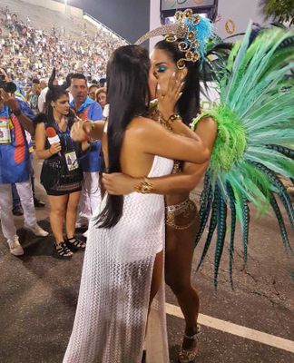 As duas trocaram alianças após o desfile da Acadêmicos da Rocinha