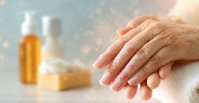 Suas mãos coçam sem parar porque seu fígado está mandando recado