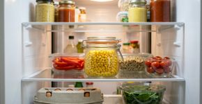 Abriu uma lata e não usou tudo? No Reino Unido, a orientação é retirar o alimento da embalagem metálica aberta, transferi-lo para outro recipiente, tampar e só então levar à geladeira