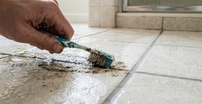 Usar uma escova de dentes velha nos cantos do rejunte: as cerdas alcançam a sujeira presa onde esponjas grandes não entram