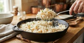 Pare de temperar o arroz depois de pronto: o segredo dos cozinheiros para o grão ficar soltinho sem precisar lavar várias vezes