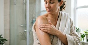 O que acontece quando você passa creme no corpo ainda molhado? O truque simples pode mudar a forma como a pele segura hidratação