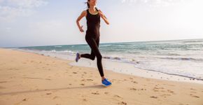 Saiba como treinar ou correr na praia sem se machucar