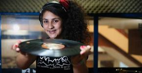Dj de 14 anos faz turnê com set de rap feminino pela Europa