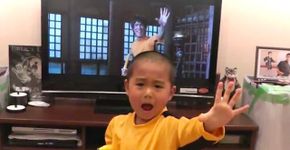 “Mini Bruce Lee” imita golpes de lenda das artes marciais