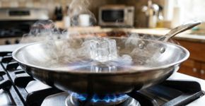 Passar um cubo de gelo na frigideira quente: por que isso é indicado antes de grelhar legumes em casa
