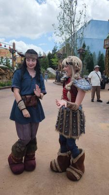 Personagens interagem com os visitantes