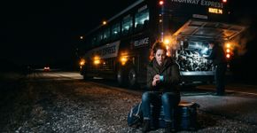 Ônibus apresenta falha mecânica durante uma viagem, passageira espera 3 horas e meia de madrugada por outro veículo e não recebe assistência; quatro horas de atraso na chegada podem ultrapassar o contratempo e terminar em R$ 2,5 mil de indenização