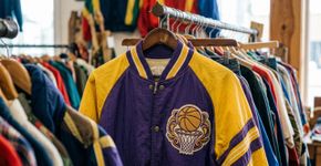 Jovem paga US$ 3,07 por jaqueta dos Lakers em brechó e descobre que Wilt Chamberlain a usou nas finais de 1972; peça é leiloada por US$ 89.600