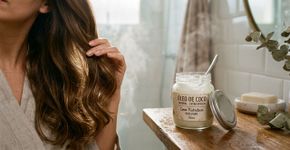 Na Índia eles usam óleo de coco nas pontas do cabelo por um motivo, e é assim que aplicam do jeito certo para o fio não ficar pesado