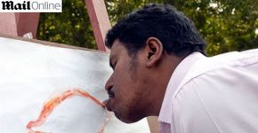 Artista indiano pinta mais de mil quadros utilizando a língua