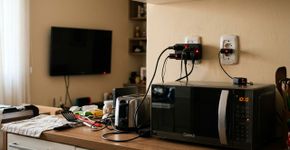Quanto custa deixar a TV e o micro-ondas na tomada o ano todo?