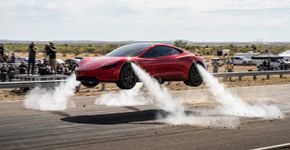 Tesla apresenta carro elétrico que consegue sair do chão com tecnologia de foguetes da SpaceX e já abre reservas para o novo Roadster