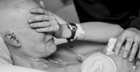 Mulher com câncer amamenta o filho pela primera vez