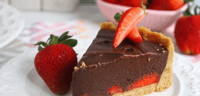 Torta de morango com chocolate que parece de confeitaria e leva apenas 5 ingredientes