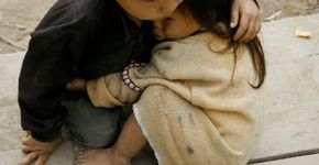 Foto viral de irmãos ‘de terremoto no Nepal’ foi tirada em 2007 no Vietnã