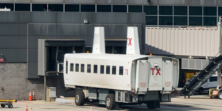 Featured main: Fim de uma era: Aeroporto de Washington vai aposentar os famosos ‘mobile lounges’
