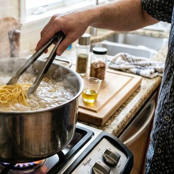 Featured mobile: Os chefs italianos concordam: “O macarrão não é cozido com azeite na água, mas com muito sal e água em abundância”